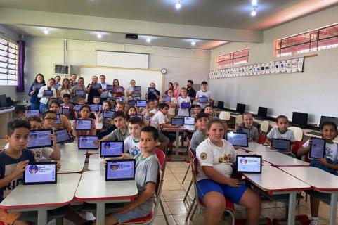 PREFEITURA SEGUE COM A ENTREGA DE TABLETS PARA ALUNOS POR MEIO DO ALUNO CONECTADO