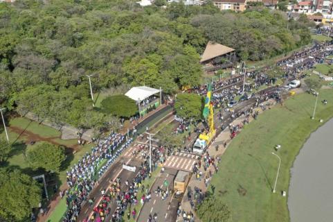 MULTIDO PRESTIGIA DESFILE CVICO E AUTORIDADES DESTACAM IMPORTNCIA DO MOMENTO DEMOCRTICO