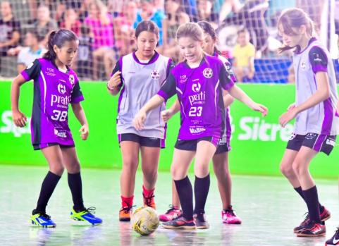 Empresas de Toledo investem no futuro das meninas atravs do esporte