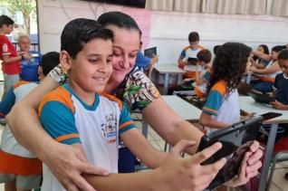 ALUNOS DO 4 ANO DA ESCOLA REINALDO ARROSI RECEBEM TABLETS