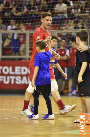 Falco, o Rei do Futsal, promoveu jogo festivo no Alcides Pan