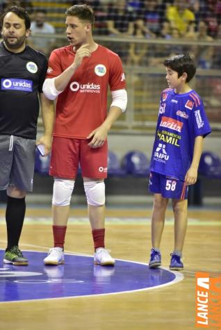 Falco, o Rei do Futsal, promoveu jogo festivo no Alcides Pan