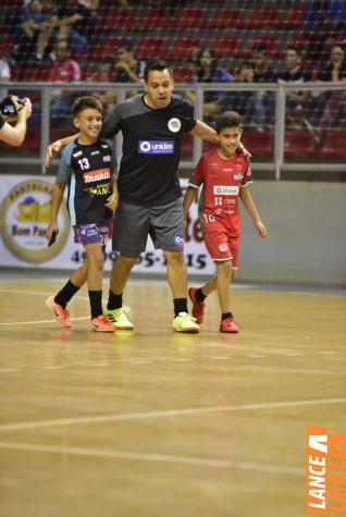 Falco, o Rei do Futsal, promoveu jogo festivo no Alcides Pan