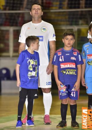 Falco, o Rei do Futsal, promoveu jogo festivo no Alcides Pan