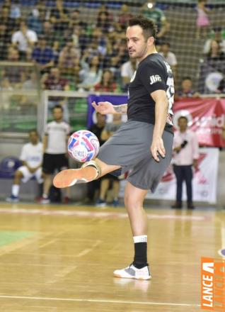 Falco, o Rei do Futsal, promoveu jogo festivo no Alcides Pan