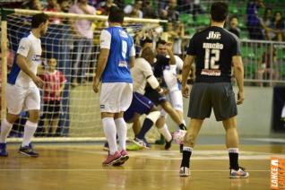 Falco, o Rei do Futsal, promoveu jogo festivo no Alcides Pan