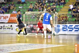 Falco, o Rei do Futsal, promoveu jogo festivo no Alcides Pan