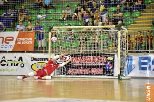 Falco, o Rei do Futsal, promoveu jogo festivo no Alcides Pan