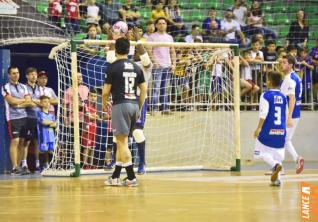 Falco, o Rei do Futsal, promoveu jogo festivo no Alcides Pan