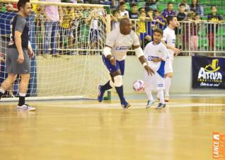 Falco, o Rei do Futsal, promoveu jogo festivo no Alcides Pan