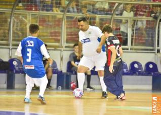 Falco, o Rei do Futsal, promoveu jogo festivo no Alcides Pan