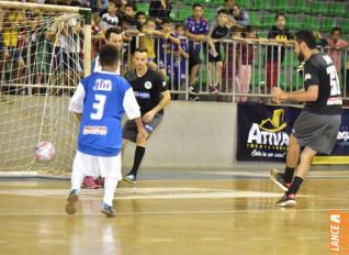 Falco, o Rei do Futsal, promoveu jogo festivo no Alcides Pan