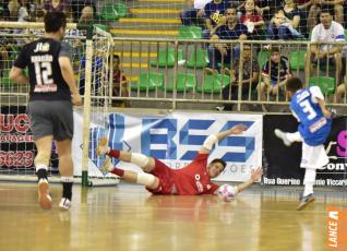 Falco, o Rei do Futsal, promoveu jogo festivo no Alcides Pan