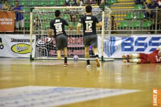 Falco, o Rei do Futsal, promoveu jogo festivo no Alcides Pan