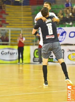 Falco, o Rei do Futsal, promoveu jogo festivo no Alcides Pan