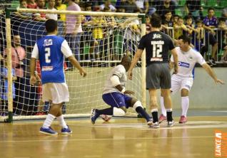 Falco, o Rei do Futsal, promoveu jogo festivo no Alcides Pan