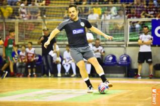 Falco, o Rei do Futsal, promoveu jogo festivo no Alcides Pan