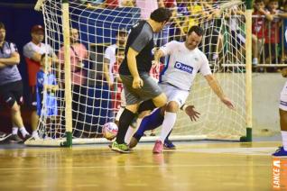 Falco, o Rei do Futsal, promoveu jogo festivo no Alcides Pan