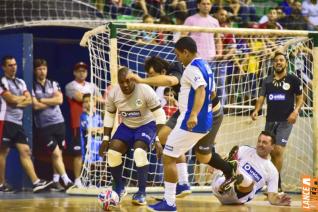 Falco, o Rei do Futsal, promoveu jogo festivo no Alcides Pan