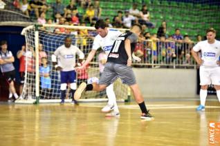 Falco, o Rei do Futsal, promoveu jogo festivo no Alcides Pan