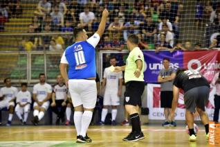 Falco, o Rei do Futsal, promoveu jogo festivo no Alcides Pan