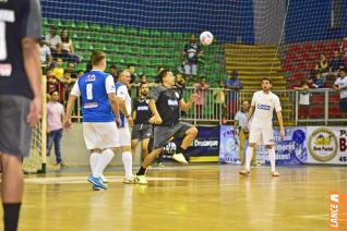 Falco, o Rei do Futsal, promoveu jogo festivo no Alcides Pan