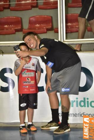 Falco, o Rei do Futsal, promoveu jogo festivo no Alcides Pan