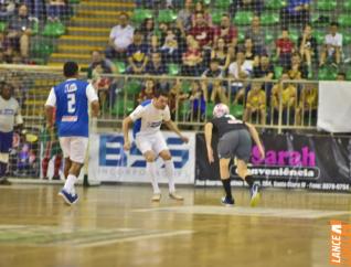 Falco, o Rei do Futsal, promoveu jogo festivo no Alcides Pan