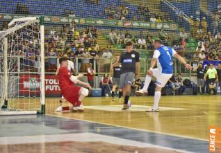 Falco, o Rei do Futsal, promoveu jogo festivo no Alcides Pan