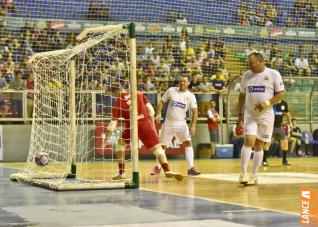 Falco, o Rei do Futsal, promoveu jogo festivo no Alcides Pan