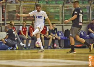 Falco, o Rei do Futsal, promoveu jogo festivo no Alcides Pan