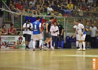 Falco, o Rei do Futsal, promoveu jogo festivo no Alcides Pan