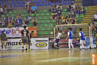 Falco, o Rei do Futsal, promoveu jogo festivo no Alcides Pan