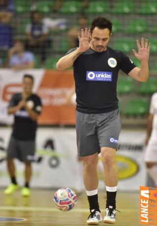 Falco, o Rei do Futsal, promoveu jogo festivo no Alcides Pan