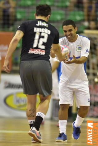 Falco, o Rei do Futsal, promoveu jogo festivo no Alcides Pan