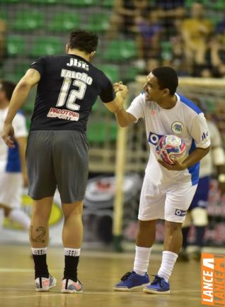 Falco, o Rei do Futsal, promoveu jogo festivo no Alcides Pan