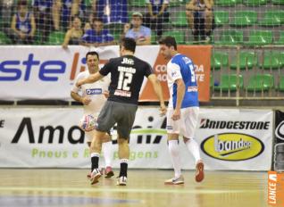 Falco, o Rei do Futsal, promoveu jogo festivo no Alcides Pan