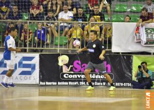 Falco, o Rei do Futsal, promoveu jogo festivo no Alcides Pan