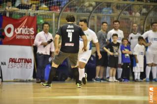 Falco, o Rei do Futsal, promoveu jogo festivo no Alcides Pan