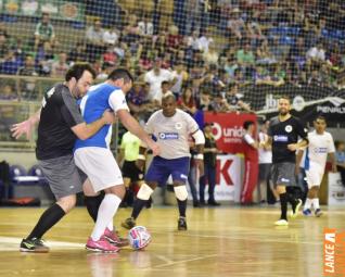 Falco, o Rei do Futsal, promoveu jogo festivo no Alcides Pan