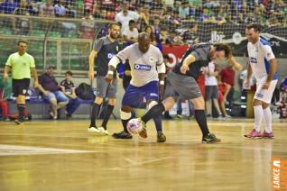 Falco, o Rei do Futsal, promoveu jogo festivo no Alcides Pan