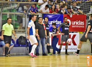 Falco, o Rei do Futsal, promoveu jogo festivo no Alcides Pan