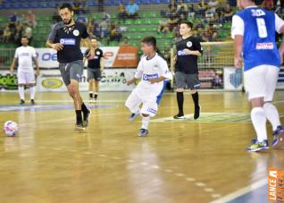 Falco, o Rei do Futsal, promoveu jogo festivo no Alcides Pan