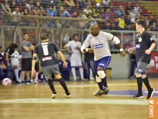 Falco, o Rei do Futsal, promoveu jogo festivo no Alcides Pan