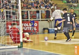 Falco, o Rei do Futsal, promoveu jogo festivo no Alcides Pan