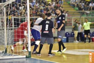 Falco, o Rei do Futsal, promoveu jogo festivo no Alcides Pan