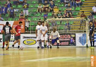 Falco, o Rei do Futsal, promoveu jogo festivo no Alcides Pan