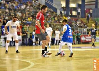 Falco, o Rei do Futsal, promoveu jogo festivo no Alcides Pan