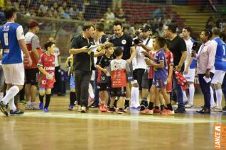 Falco, o Rei do Futsal, promoveu jogo festivo no Alcides Pan