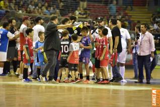 Falco, o Rei do Futsal, promoveu jogo festivo no Alcides Pan